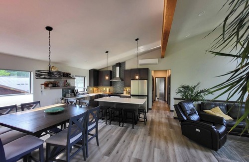 Ronald House | Modern charming 3-bedroom house in marvelous Ronald with WiFi, AC, Ping pong.