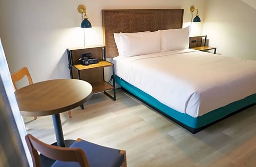 Downtown San Francisco Hotel | Modern Comfort & Heated Rooftop Pool in the Heart of San Francisco