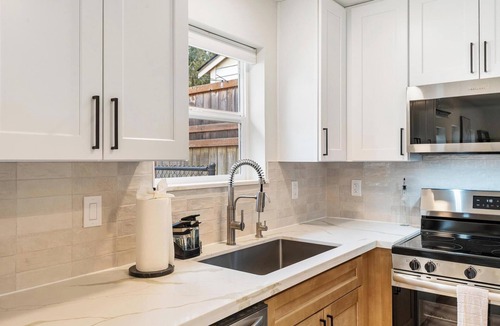 Parkland House | ★Modern Cottage 2 Queen Beds Fireplace by PLU/JBLM RV or Truck Parking★
