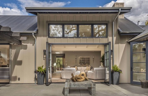 St. Helena House | Modern Farmhouse in th heart of Napa Valley Walking to Rest., Shops, Wineries