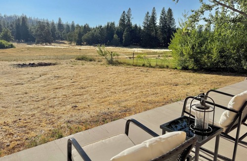 Mariposa House | Modern Forest Escape with Private Meadow 1 hr Yosemite Entrance