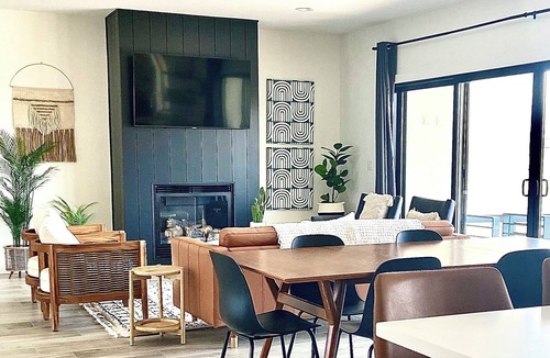 Desert Aire House | Modern Getaway with Community Pool near Golf, Boating & Gorge Concerts!