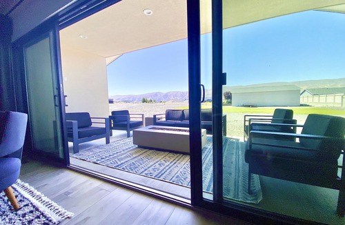 Desert Aire House | Modern Getaway with Community Pool near Golf, Boating & Gorge Concerts!