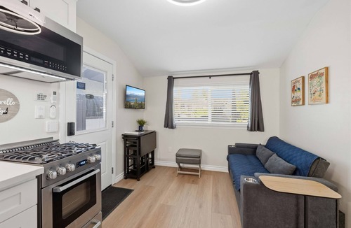 Simi Valley House | Modern Guest Suite, Fireplace, Patio, BBQ, Parking