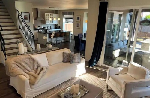 Sumner House | Modern home in downtown Sumner, WA, 34 mi from Lumen Field