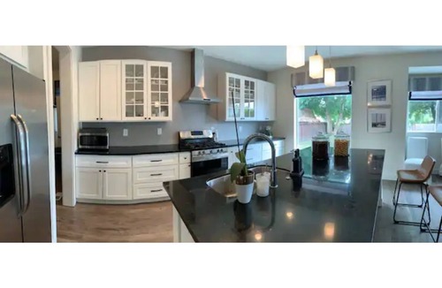 Sumner House | Modern home in downtown Sumner, WA, 34 mi from Lumen Field