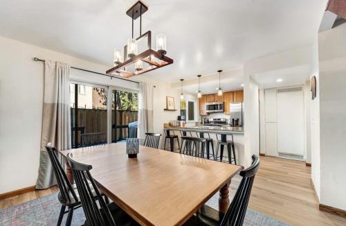 Lake Forest House | Modern home with shared hot tub pool sauna tennis & fireplace & W&D