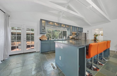 Glencoe House | Modern House: 3BR, HotTub, FireTable, BBQ, Dogs OK, Games, Wine Testing!