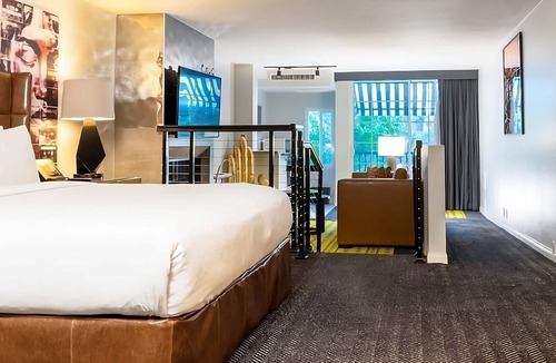 Norma Triangle Hotel | Modern King Suite near Sunset Strip with Rooftop Pool & Tennis Court
