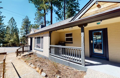 Kings Beach Ski Chalet | Modern lake-view hotel - all eight rooms - dog-friendly - near beach & golf