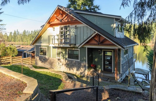 Warm Beach House | Modern Lakefront home, 3 bds, 2 baths, dock, gazebo, kayaks, and fishing.