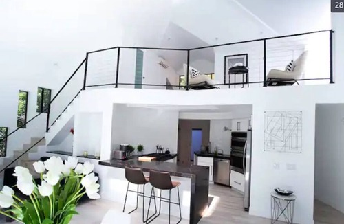 Beverly Glen House | Modern luxury house in Beverly Hills cul-de-sac
