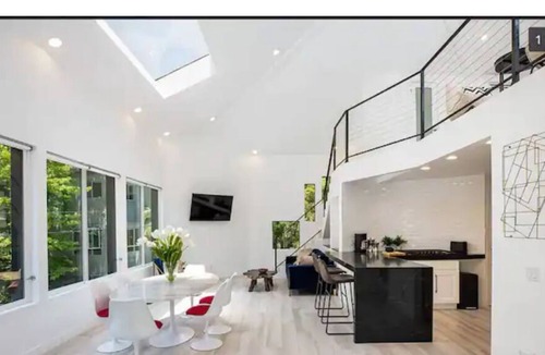 Beverly Glen House | Modern luxury house in Beverly Hills cul-de-sac