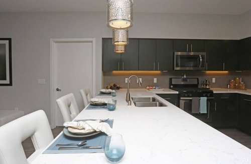 Menlo Park Condo | Modern Luxury Living in Menlo Park with Pool, Spa & Gym
