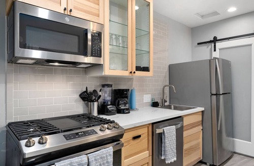North Oak Park Apartment | Modern Luxury - Private Entrance and Fully Loaded