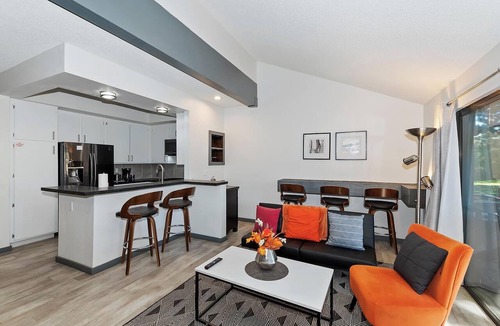 Big Bear Lake Condo | Modern Mountain Design! Pet Friendly! Community Tennis Courts, HOT TUB & Seasonal Pool! Close to Big Bear Marina’s & Village!
