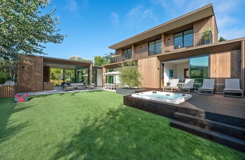 Alto Sutton Manor House | Modern NorCal Retreat - Courtyard, Spa, Family and Team Getaways Near Everything