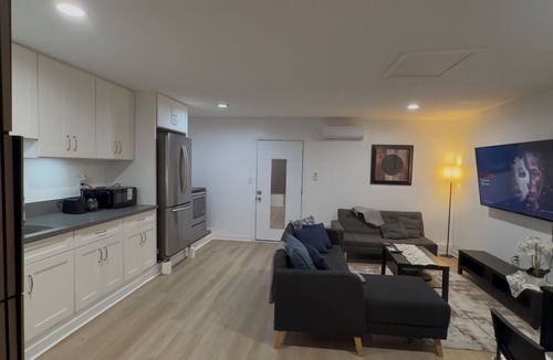 Palms House | Modern One bedroom Guest House with WiFi, AC, Charming Patio, near Culver City,