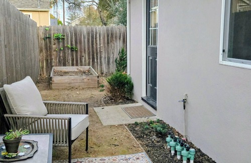 North Oak Park House | Modern Pet friendly 2-bedroom house with AC in vibrant North Oak Park