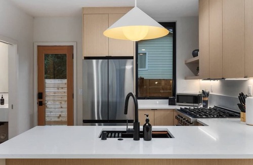 Crown Hill Condo | Modern Seattle Stay Rooftop Views & Ensuite BRs