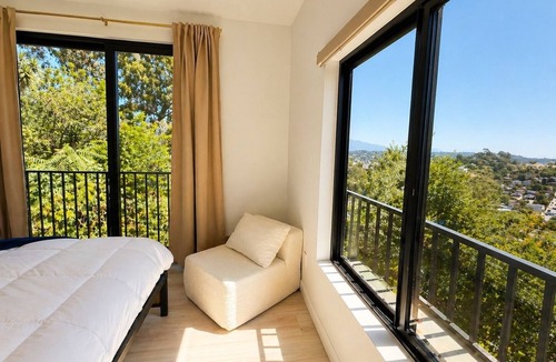 Silver Lake House | Modern Silver Lake Hillside retreat near by Dodger Stadium Stair Street Access