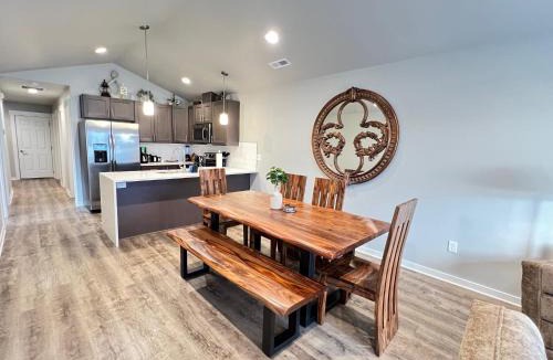 Spokane Valley House | Modern Style KING bed Free Wi-Fi with Garage