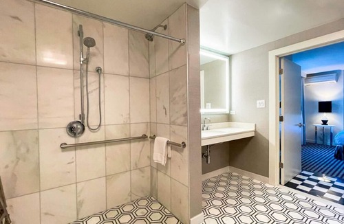 Norma Triangle Hotel | Modern Suite in Los Angeles, Striking City Views! Rooftop Pool, Pet-friendly!