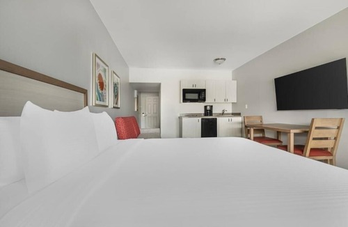 Canyon Corridor Hotel | Modern Suite with Private Balcony and Gorgeous Pool Views for Relaxation