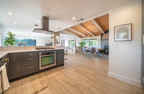 Redding House | Modern Woods Retreat | Treehouse, 10 min to Bethel