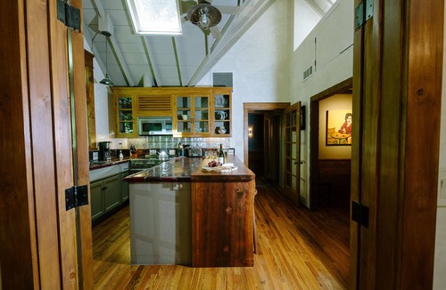 Guerneville House | Molly’s Creekside Cabin, on Lovers Lane Sonoma Wine Tasting/Biking Getaway