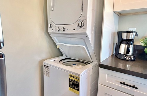 San Clemente Apartment | Monthly furnished rental, washer/dryer in-unit, parking, walk to beach +more!