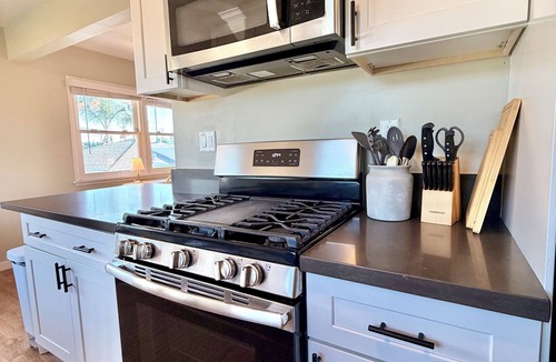 San Clemente Apartment | Monthly furnished rental, washer/dryer in-unit, parking, walk to beach +more!