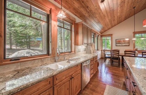 Ponderosa Palisades House | Monthly Lease - Freedom Lodge by Tahoe Getaways - 4BR Centrally Located w/Bonus Room