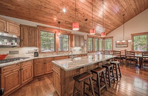 Ponderosa Palisades House | Monthly Lease - Freedom Lodge by Tahoe Getaways - 4BR Centrally Located w/Bonus Room