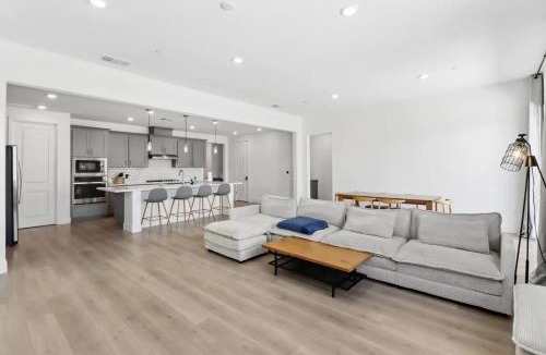Folsom House | Monthly or Daily Stay in Spacious 4BD for Family or Work with Outdoor backyard and BBQ grill