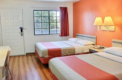 Coalinga Hotel | Motel 6 Coalinga, CA - East
