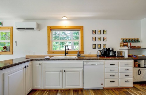Mineral Cabin | Mount Rainier Views & Hot Tub: Pet-Friendly Cabin!