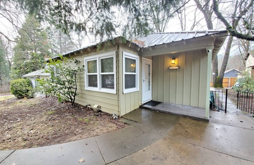 Dunsmuir House | Mountain Bungalow, tall pines, deck, in town.