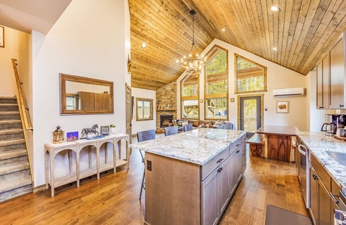 Ronald House | Mountain Comfort Without Rushing, Made for Easy Time Together W/1PM In/Out