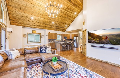 Ronald House | Mountain Comfort Without Rushing, Made for Easy Time Together W/1PM In/Out