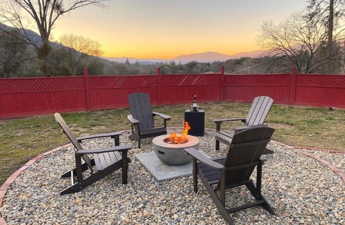 Oakhurst House | Mountain Escape, Yosemite South Gate House with Hot Tub, Views & Game Room, Near town
