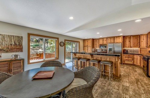 Skyland House | Mountain Home, Close to Beach, Hot Tub and Shuffle Board