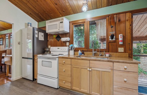 Gold Bar Cabin | Mountain View Cabin w/amazing mountain views, hot tub, wifi, wood stove