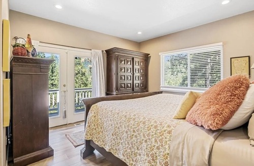 Grants Pass House | Mountain View on one level w hot tub,fire pit, w fishing kayaking minutes away