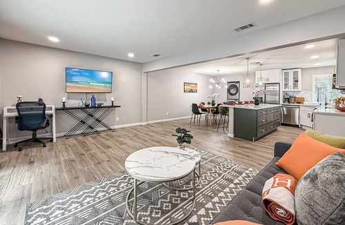 Simi Valley House | Mountain Views and Breeze Spacious Home with In law Suite 20 mins Ventura Beach