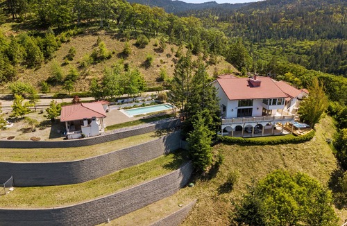 Ashland House | Mountainside Chateau spectacular views and sunsets. 15 min to downtown Ashland!