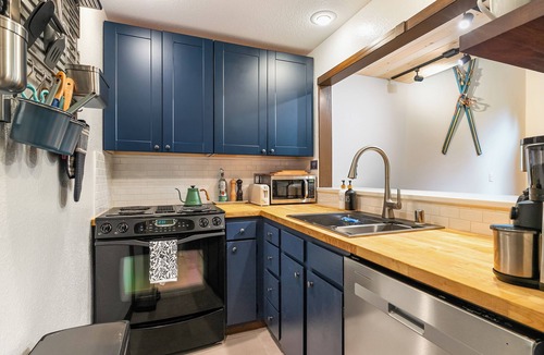 Glacier Condo | Mt Baker Treetop Cabin—River Access—Resort: Pools, Hot Tubs, Sauna, Pickleball