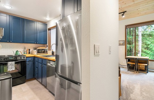 Glacier Condo | Mt Baker Treetop Cabin—River Access—Resort: Pools, Hot Tubs, Sauna, Pickleball