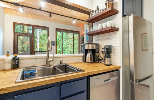 Glacier Condo | Mt Baker Treetop Cabin—River Access—Resort: Pools, Hot Tubs, Sauna, Pickleball