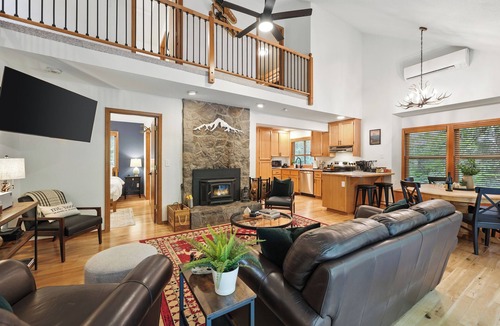 Rhododendron Cabin | Mt Hood Cabin With Hot Tub Near Sandy River & Hiking